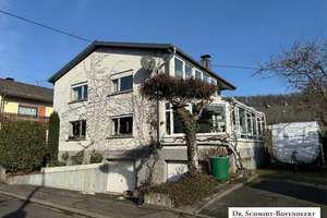Familienglück! Gepflegtes Ein-/Zweifamilienhaus mit großem Wintergarten, Garten und Garagen in Weste – Die vollständige Adresse der Immobilie erhältst du vom Anbieter., 56457 Westerburg – Vorschaubild 1