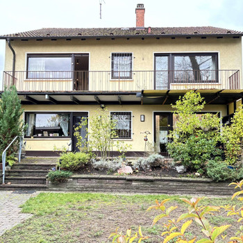 Geräumiges Zweifamilienhaus mit 2 Garagen auf parkartigem Grundstück, direkt am Naturschutzgebiet