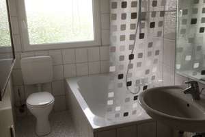 Schöne und gut geschnittene 3-Zimmer-Dachgeschosswohnung in Remscheid – Stauffenbergstraße 19, 42857 Vieringhausen, Remscheid – Vorschaubild 2