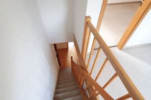 Balkon, TG-Stellplatz, Aufzug - Helle 3-Zimmer-Maisonette Baujahr 98 mit Tageslichtbad und Parkett! – Bärengasse a.A., 7747 Lobeda-Altstadt, Jena – Vorschaubild 14