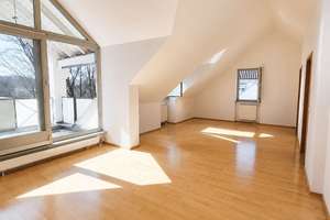 Helle Dachgeschosswohnung mit Süd-Terrasse & Blick ins Grüne
