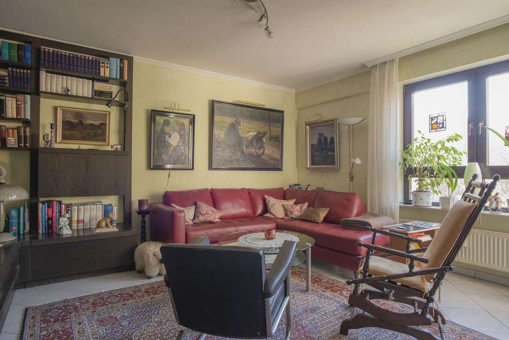 Immobilie in Steinbach - Top gepflegte 3ZKB mit Aussichtsbalkon und Garage. Energetisch saniertes Haus. Käuferprovisionsfrei! - Bild 3