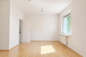 Lichtdurchflutete 3-Zimmer Wohnung mit großer Terrasse und PKW-Stellplatz – Die vollständige Adresse der Immobilie erhältst du vom Anbieter., 14195 Dahlem, Berlin – Vorschaubild 1
