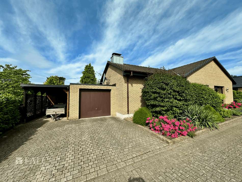 Garage, Carport und 2 Stellplä