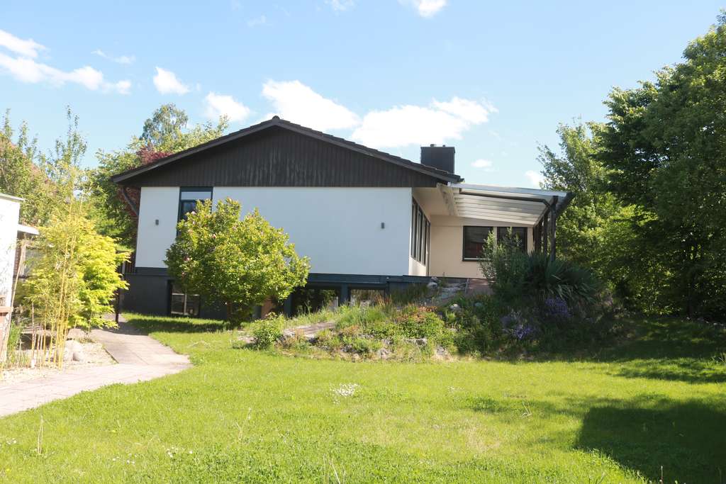 Immobilie in Stegaurach - BUNGALOW MIT OPTION ZUR EINLIEGERWOHNUNG IN SCHÖNER UND RUHIGER LAGE IN STEGAURACH - Bild 0