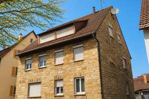 MFH mit Entwicklungspotenzial: 4 Wohneinheiten, optional mit große Lagerhalle im Innenhof!