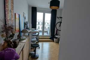 Helle Dachgeschosswohnung mit großer Terasse & Einbauküche – Berlin – Vorschaubild 2