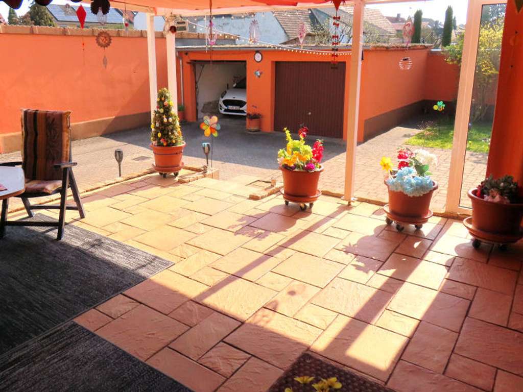 Immobilie in Oberhausen-Rheinhausen - Zweifamilienhaus mit attraktiver ganzjährig nutzbarer Terrasse in Oberhausen - Bild 3