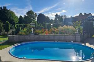 Doppelhaushälfte mit gepflegtem Garten und Pool am Landschaftsschutzgebiet - familiär im Grünen lebe