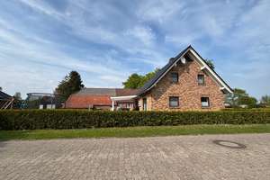 Gepflegtes 3-Giebel-Haus auf großem Grundstück – Die vollständige Adresse der Immobilie erhältst du vom Anbieter., 26532 Großheide – Vorschaubild 2