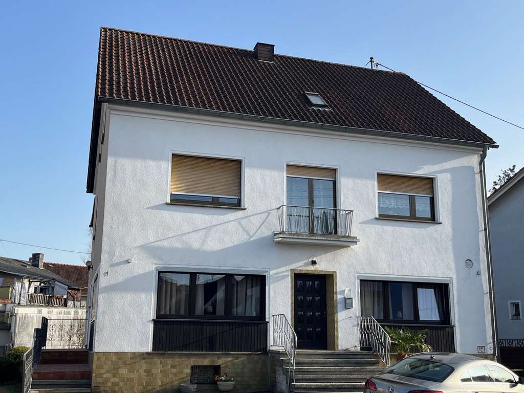 Immobilie in Schmelz - SCHMELZ : Großzügiges OBJEKT mit POTENTIAL und PV - ANLAGE in Zentrumsnähe ! - Bild 1