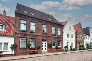 Renditestarkes Mehrfamilienhaus in begehrter Altstadtlage – Die vollständige Adresse der Immobilie erhältst du vom Anbieter., 25840 Friedrichstadt – Vorschaubild 2