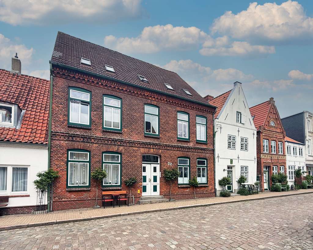 Immobilie in Friedrichstadt - Renditestarkes Mehrfamilienhaus in begehrter Altstadtlage - Bild 1