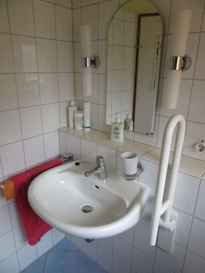 Badezimmer 1 EG Badezimmer 1 EG
