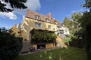 Stattlich Wohnen in Nürnberg: Wohnhaus mit Garagen und überdachter Pergola – teilweise vermietet