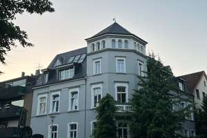 Kreuzviertel: Helle 2-Zimmer-Wohnung mit großem Südwestbalkon und Einbauküche