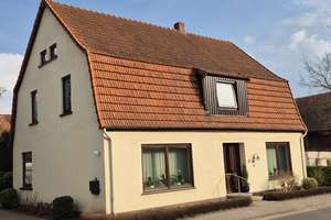 Großzügiges Einfamilienhaus mit Nebengebäude und liebevoll angelegtem Garten zu verkaufen – Die vollständige Adresse der Immobilie erhältst du vom Anbieter., 28870 Ottersberg – Vorschaubild 1