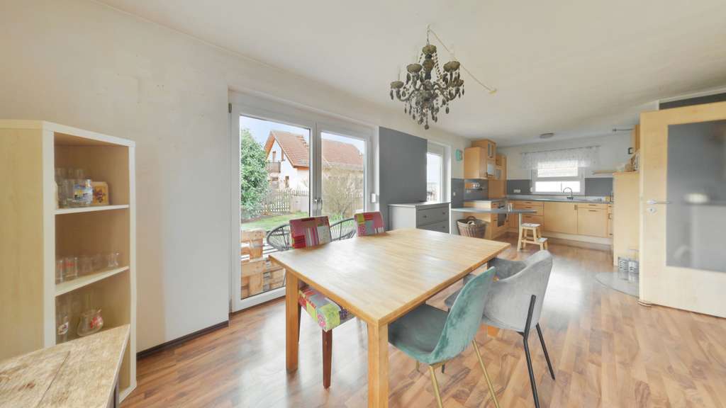 Immobilie in Gutenzell-Hürbel - Modernes Einfamilienhaus mit 5 Schlafzimmern, 2 Terrassen & großem Garten in familienfreundlicher L - Bild 2