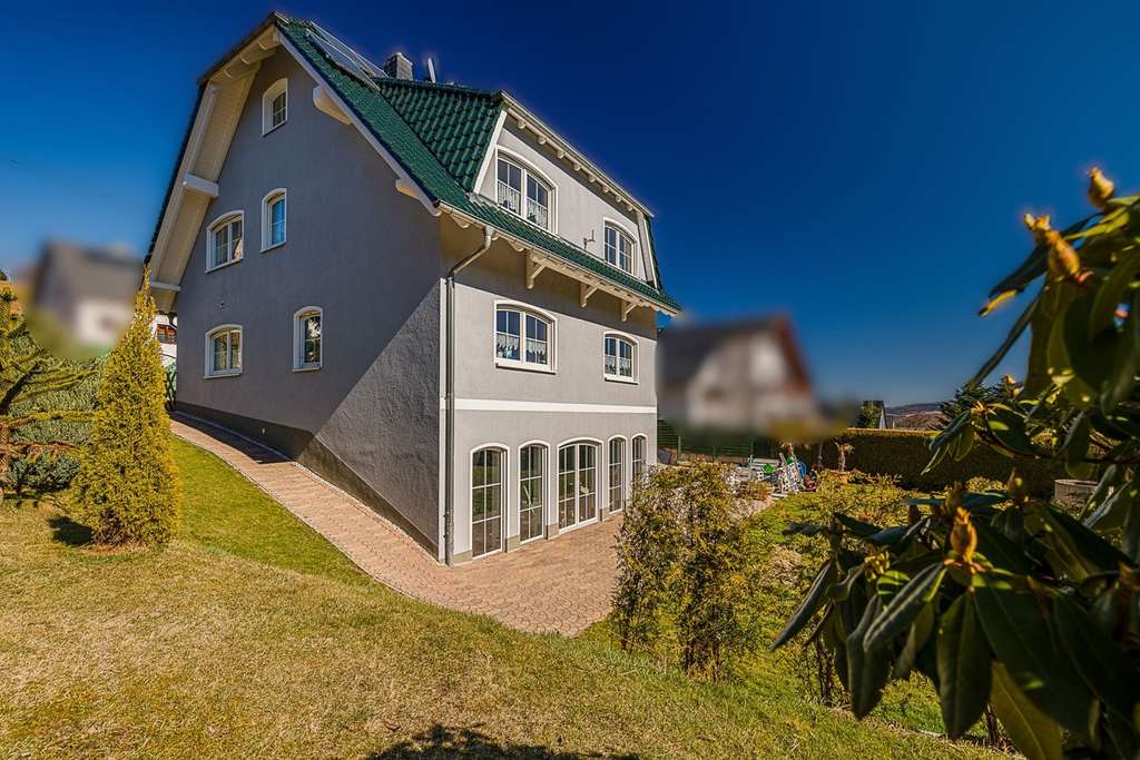 Immobilie in Lauter-Bernsbach - Wohnen mit Stil - Einfamilienhaus
mit Pool und Garten in ruhiger Lage von Lauter - Bild 4