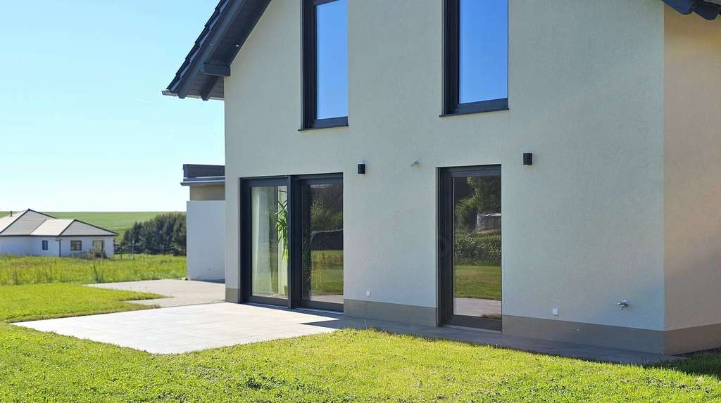 Immobilie in Peterswald-Löffelscheid - Modernes Einfamilienhaus im Hunsrück – Neubau mit großem Garten & KfW-40-Standard - Bild 1