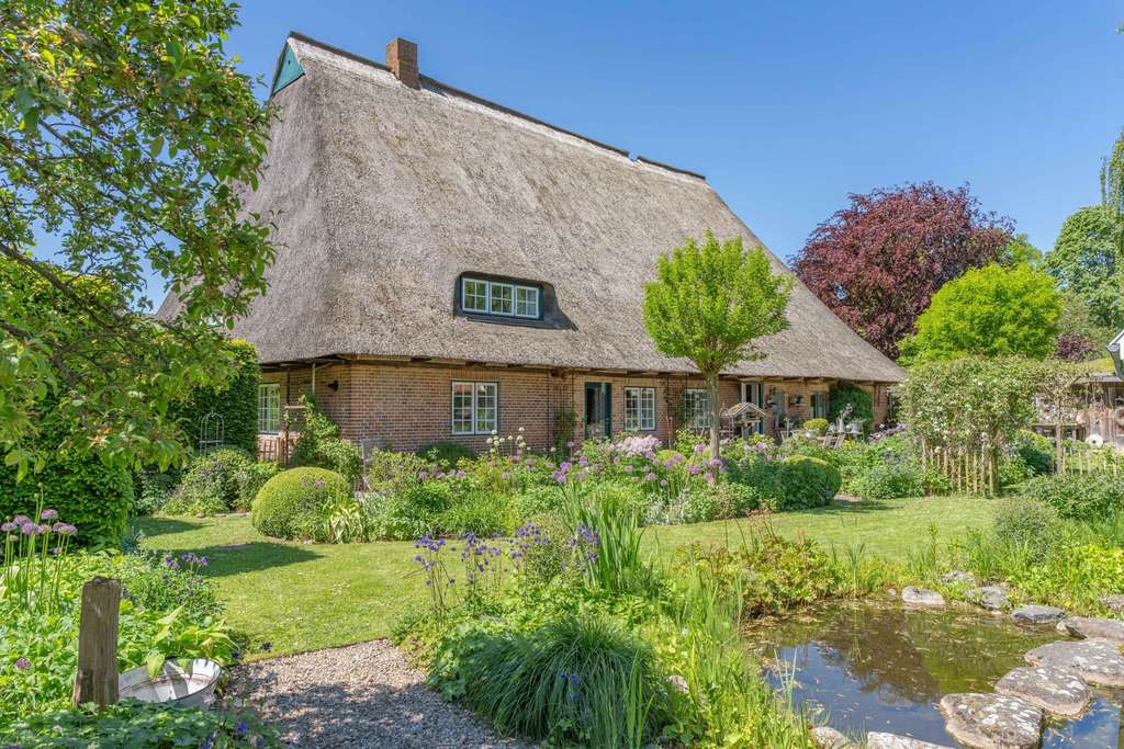 Immobilie in Beschendorf - Reetdachtraum mit großem Garten in Ostseenähe - Bild 1