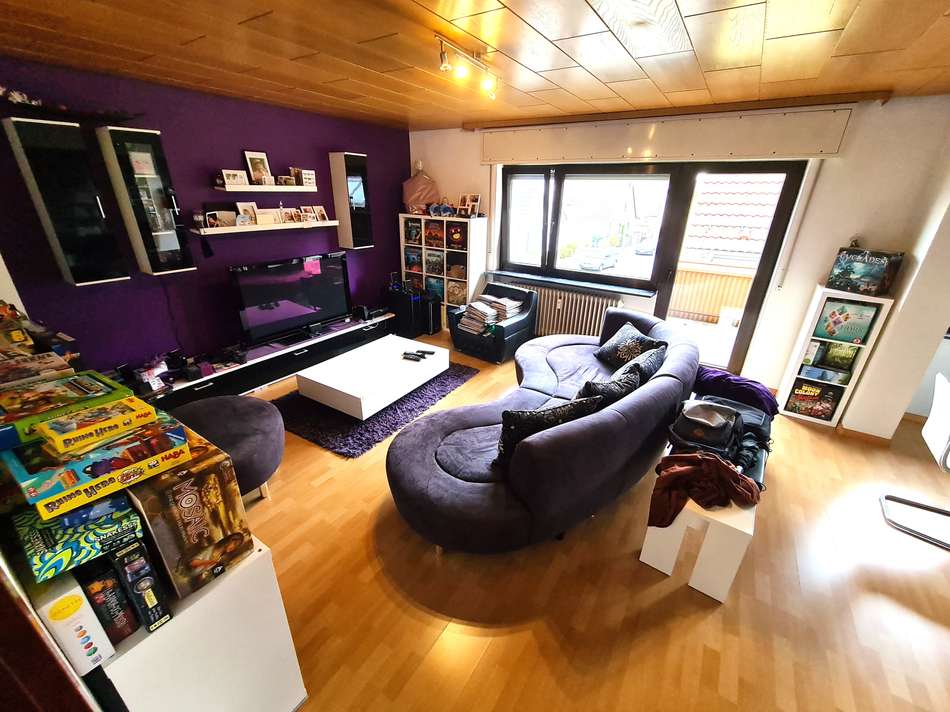 Wohnzimmer mit Balkonzugang