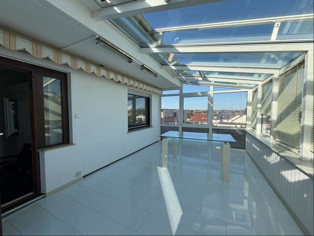 Immobilie in Schwaikheim -  2-Zimmer-Etagenwohnung mit Wintergarten und herrlichem Blick in Schwaikheim! - Bild 0