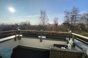 Moderne 2-Zimmer-Wohnung mit großzügigem Balkon, begehbarer Dusche, Abstellraum und Stellplatz  – Chemnitz – Vorschaubild 1