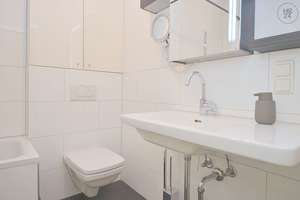 Schicke möblierte 2-Zimmer Altbau-Wohnung mit Balkon und Internet in Wiesbaden Biebrich – Die vollständige Adresse der Immobilie erhältst du vom Anbieter., 65203 Biebrich, Wiesbaden – Vorschaubild 4