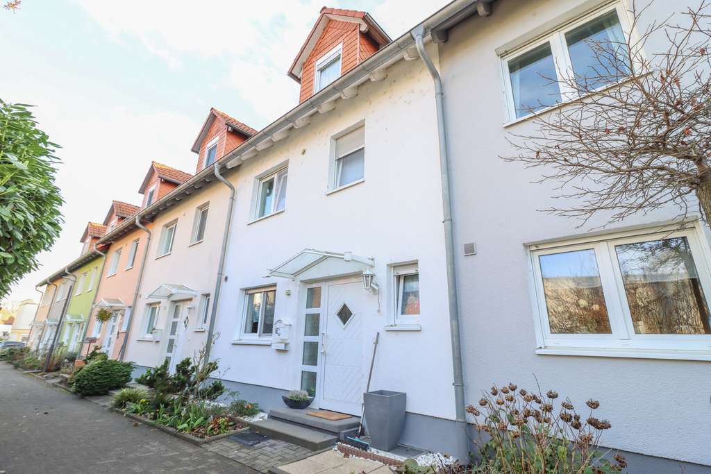 Immobilie in Wöllstadt - Ankommen und wohlfühlen: Modernes Reihenhaus mit Gartenidylle in Wöllstadt - Bild 0