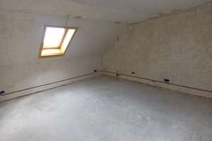 Frisch renovierte 3-Zimmer-Wohnung im Dachgeschoss in ruhiger Lage