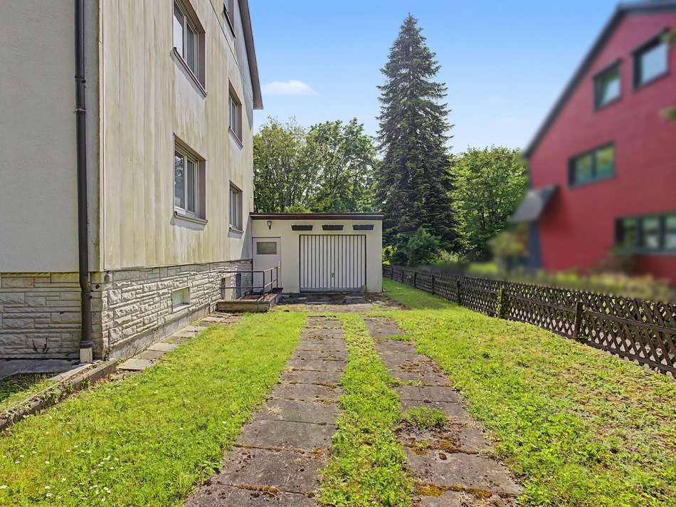 Einfahrt + Garage