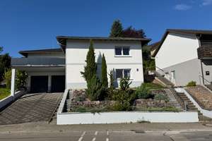 Charmanter Winkelbungalow mit Einliegerwohnung, Doppelgarage und traumhaftem Südost-Freisitz – ideal – Die vollständige Adresse der Immobilie erhältst du vom Anbieter., 69243 Dielheim – Vorschaubild 1