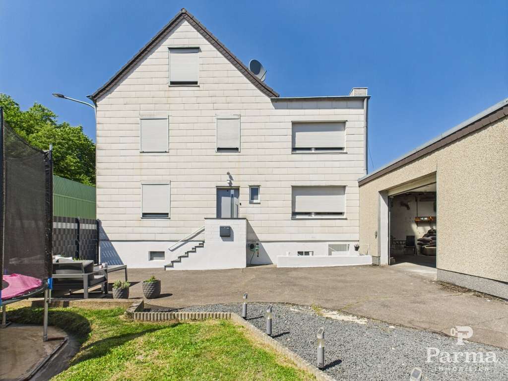 Immobilie in Kreuzau - Solides Einfamilienhaus mit Halle zur gewerblichen Nutzung und Erweiterungspotenzial in Kreuzau - Bild 0