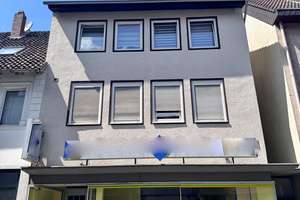 Attraktives Mehrfamilienhaus in zentraler Lage – Gewerbeeinheit und zwei Wohnungen! – Die vollständige Adresse der Immobilie erhältst du vom Anbieter., 32105 Bad Salzuflen – Vorschaubild 1