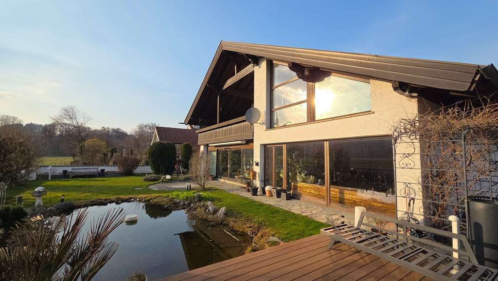 Immobilie in Trostberg - Großzügiger Landsitz in familienfreundlicher Umgebung im Chiemgau - uneinsehbarer Garten, Schwimmbad - Bild 0