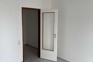 Frisch sanierte Eigentumswohnung mit 2 Parkhaus-Stellplätzen inklusive !