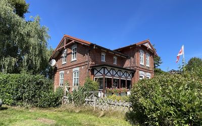 Schöne Stadtvilla im alten soliden Baustil mit Veranda und großem Garten. Zum Teil vermietet.