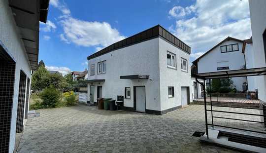 Bild von Sanierungsbedürftiges Haus in ruhiger Lage steht bereit, damit Sie Ihre Träume verwirklichen können