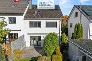 großzügige und neuwertige Doppelhaushälfte
in ruhiger und sonniger Lage – Die vollständige Adresse der Immobilie erhältst du vom Anbieter., 88662 Überlingen – Vorschaubild 1