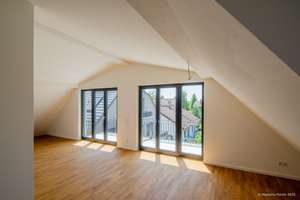 Neubau, sonnig, charmant und in ruhiger Lage - 3 Zimmer Dachgeschosswohnung ab sofort zu vermieten – Ulfilasstraße 29 d, 81739 Waldperlach, München – Vorschaubild 2