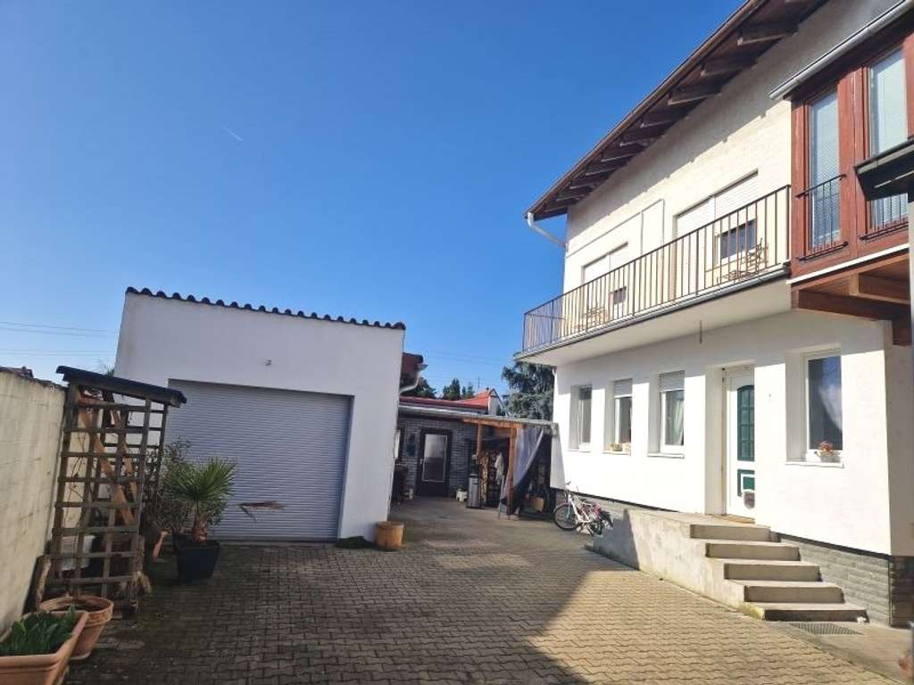 Immobilie in Großniedesheim - Großes 1–2 Familienhaus mit Garagen, Pool und herrlich großem Garten - Bild 0