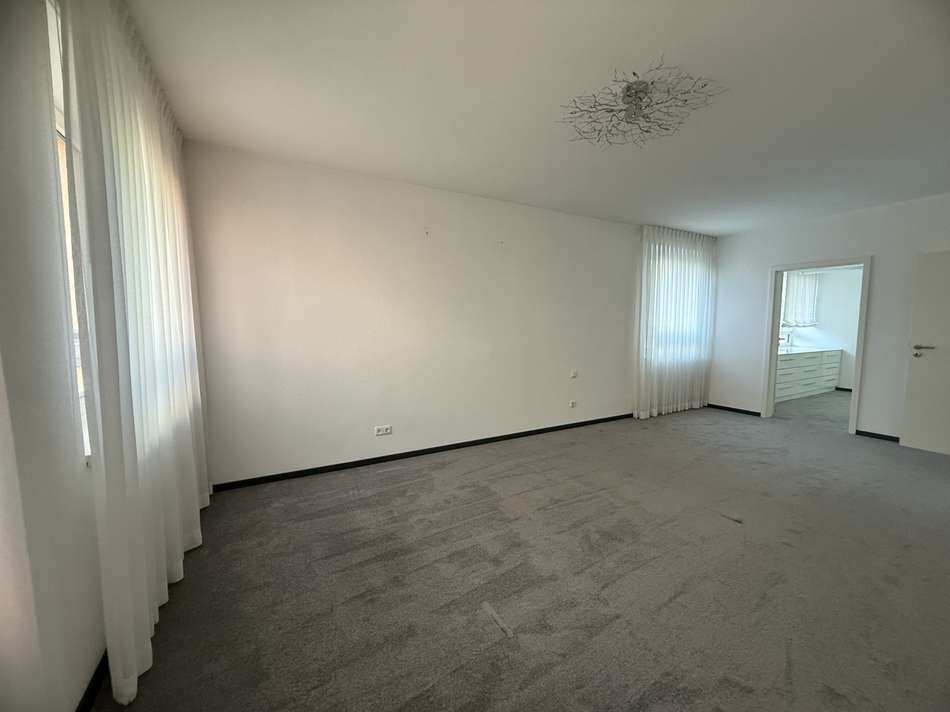 Schlafzimmer mit 3 Fenstern