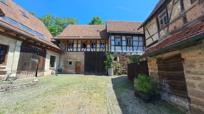 Ökologisches Wohnen mit Atelier & Naturgarten: Saniertes Wohnhaus in Menzingen zu verkaufen!