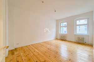 HELLE UND SPANNENDE  ALTBAUWOHNUNG MIT DIELENBODEN! ZENTRAL UND RUHIG GELEGEN! PROVISIONSFREI! – Nazarethkirchstr. 42, 13347 Berlin – Vorschaubild 1