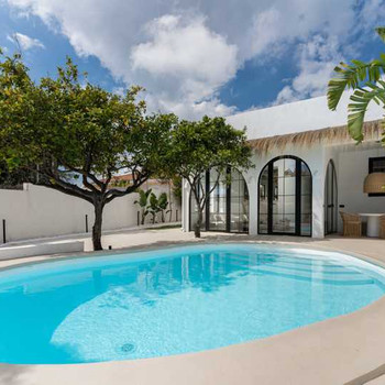 Neuwertige Luxusvilla mit privatem Pool. Gelegen in einer der ruhigsten und verkehrsgünstigsten Wohn