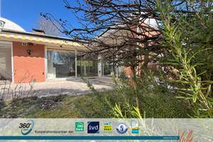 IMMO KUBE! Nicht freistehender 7 Zi.-Bungalow in Nbg.-Erlenstegen mit Garten und 2 Stellplätzen