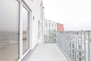 Großzügige 2-Zimmer-Wohnung mit Balkon – stilvolles Ambiente und lichtdurchflutete Räume – Meta-Gadesmann-Str. 24, 60326 Gallus, Frankfurt am Main – Vorschaubild 1
