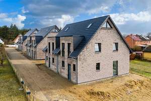 Nachhaltig wohnen!
KfW-40-Doppelhaushälfte in
Sereetz mit Garten, PV-Anlage,
Wärmepumpe & Wallbox – Die vollständige Adresse der Immobilie erhältst du vom Anbieter., 23611 Bad Schwartau – Vorschaubild 4
