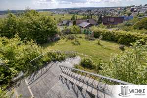 *REDUZIERT*Fernsicht über 79848 Bonndorf, großes Grundstück, Pelletheizung, Kaminofen, ELW im Keller – Im Letten 9, 79848 Bonndorf im Schwarzwald – Vorschaubild 1